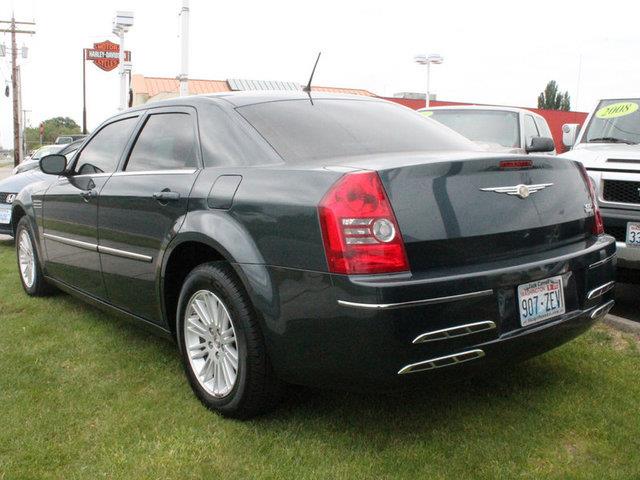 Chrysler 300 2008 photo 2