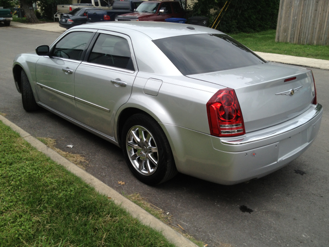 Chrysler 300 SLT Luxury 4x4 Sedan