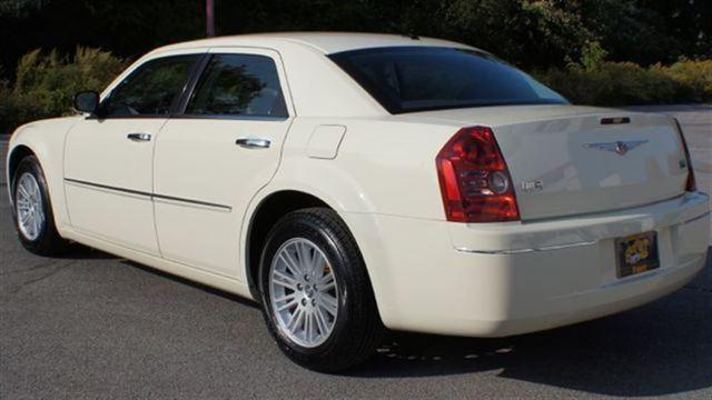 Chrysler 300 2010 photo 2