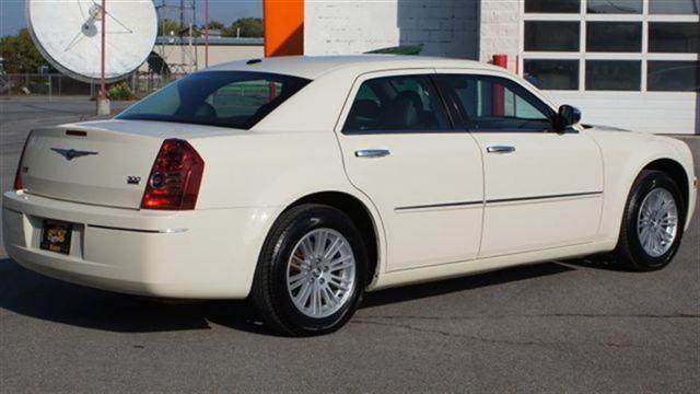 Chrysler 300 2010 photo 3