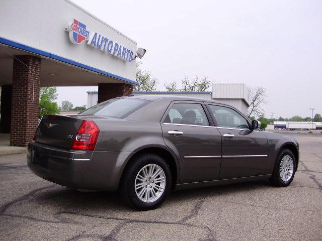 Chrysler 300 2010 photo 2