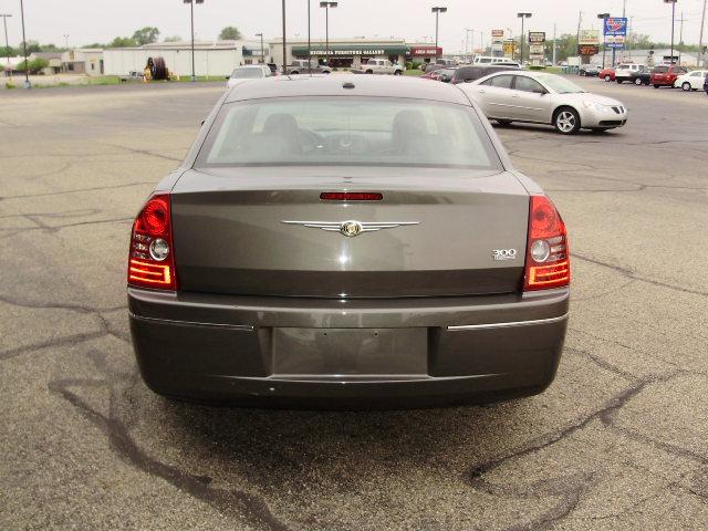 Chrysler 300 2010 photo 3