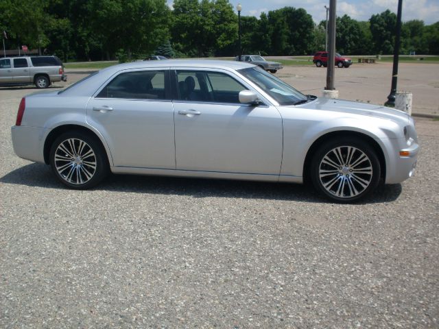 Chrysler 300 2010 photo 2