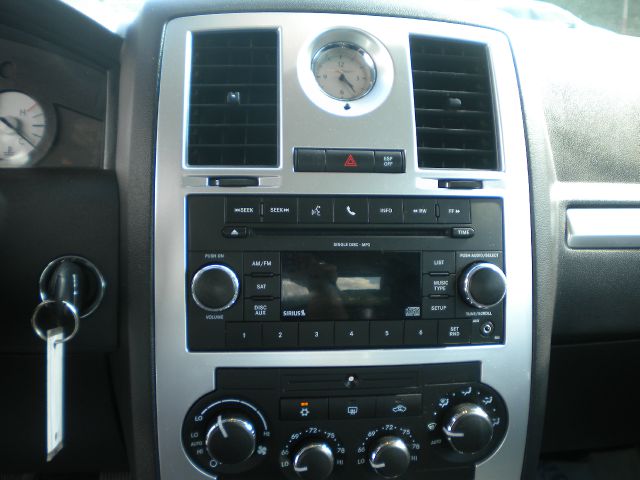 Chrysler 300 2010 photo 9