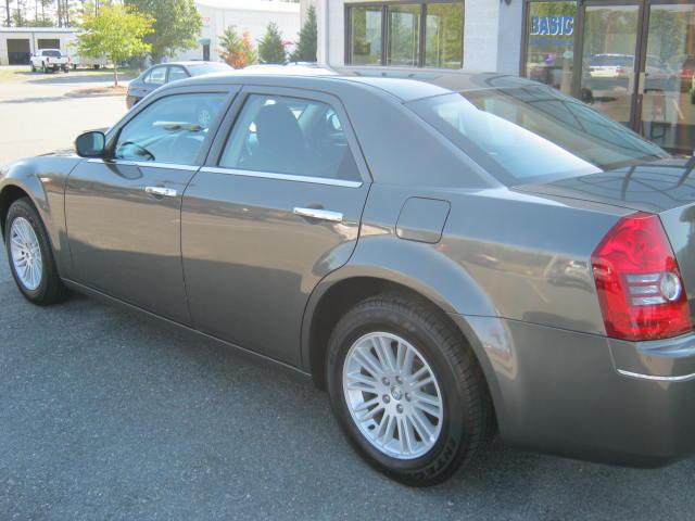 Chrysler 300 2010 photo 1