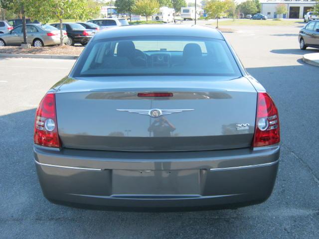 Chrysler 300 2010 photo 2