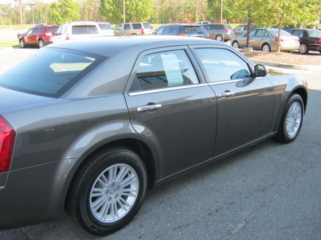 Chrysler 300 2010 photo 3