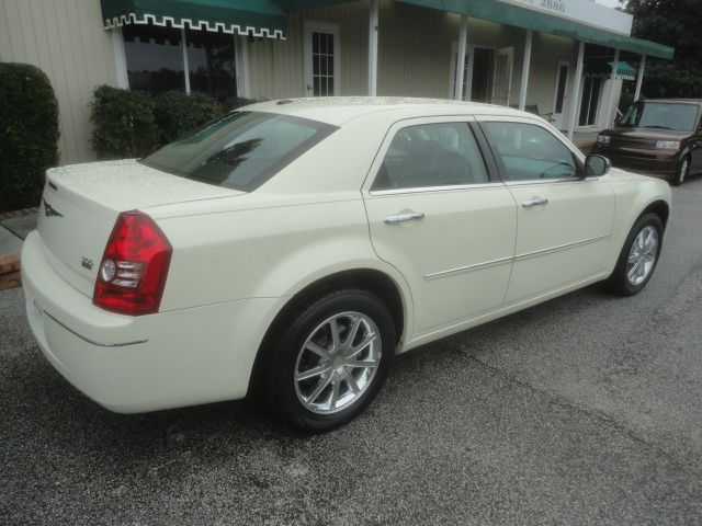 Chrysler 300 2010 photo 2