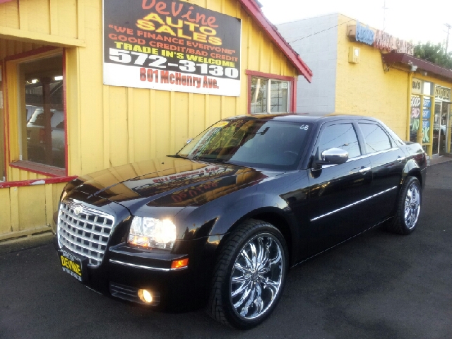 Chrysler 300 2010 photo 2