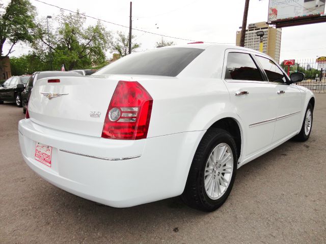 Chrysler 300 2010 photo 23