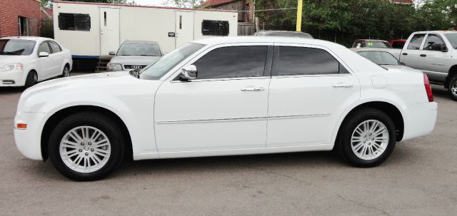 Chrysler 300 2010 photo 25