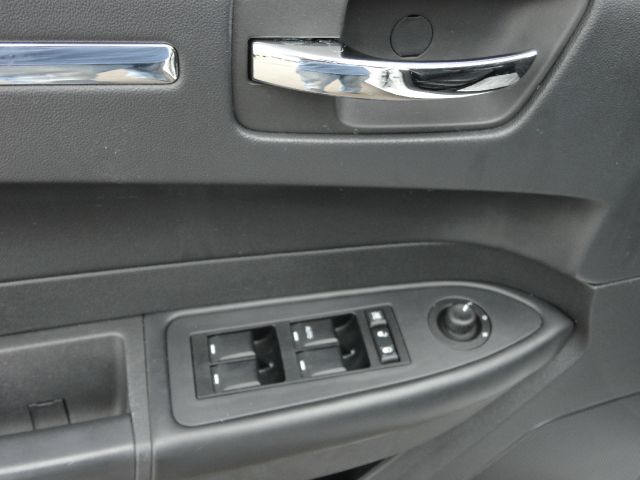 Chrysler 300 2010 photo 9