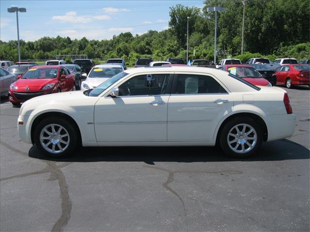 Chrysler 300 2010 photo 2