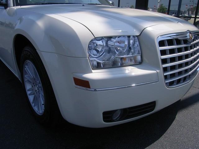 Chrysler 300 2010 photo 2