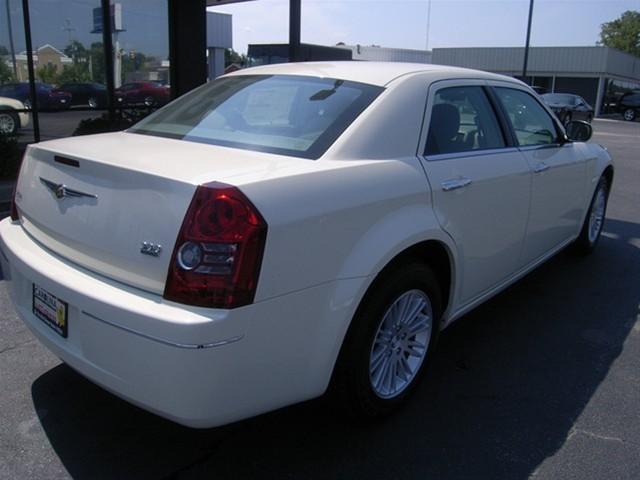 Chrysler 300 2010 photo 4