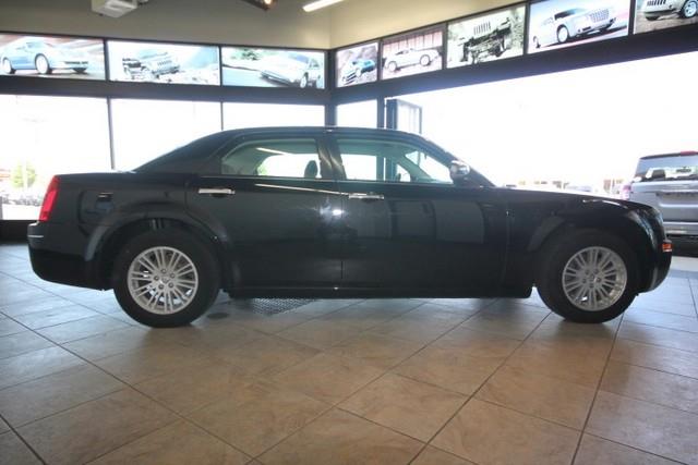 Chrysler 300 2010 photo 2