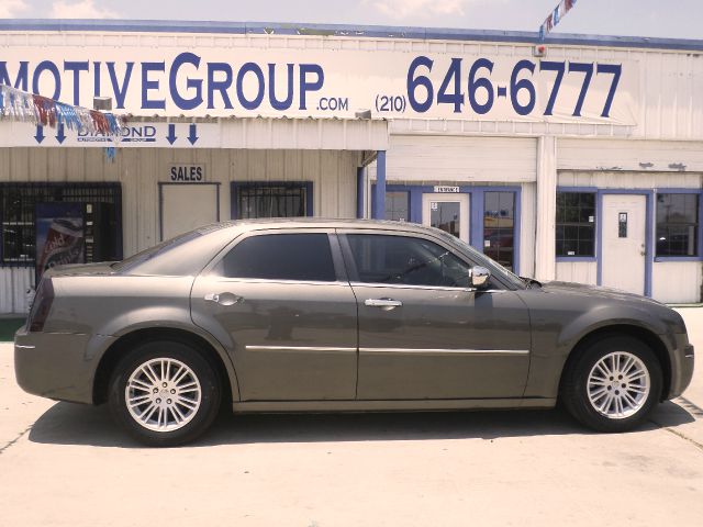 Chrysler 300 2010 photo 2