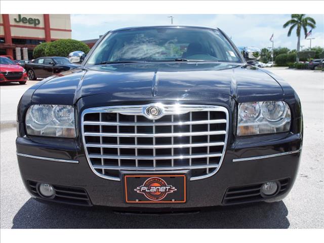 Chrysler 300 2010 photo 2