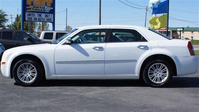 Chrysler 300 2010 photo 2