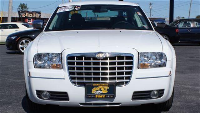 Chrysler 300 2010 photo 3