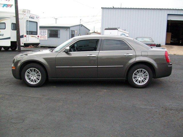 Chrysler 300 2010 photo 2