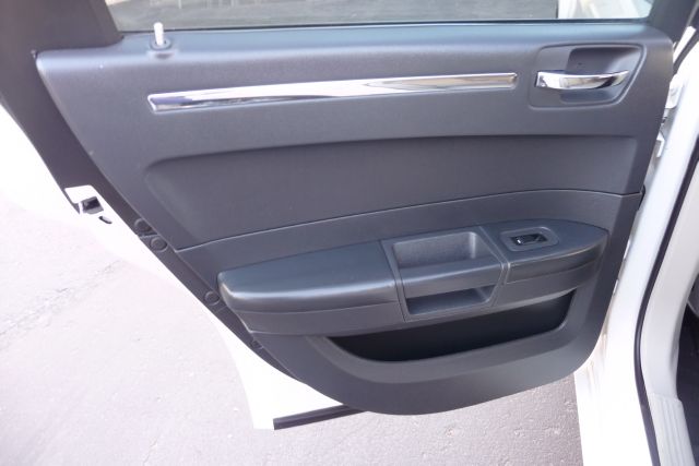 Chrysler 300 2010 photo 10