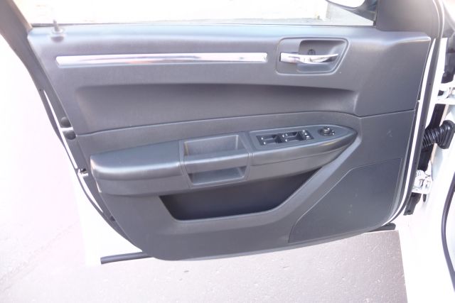 Chrysler 300 2010 photo 13