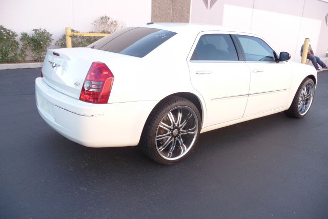 Chrysler 300 2010 photo 2