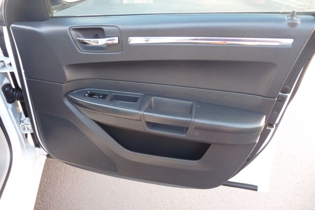 Chrysler 300 2010 photo 7