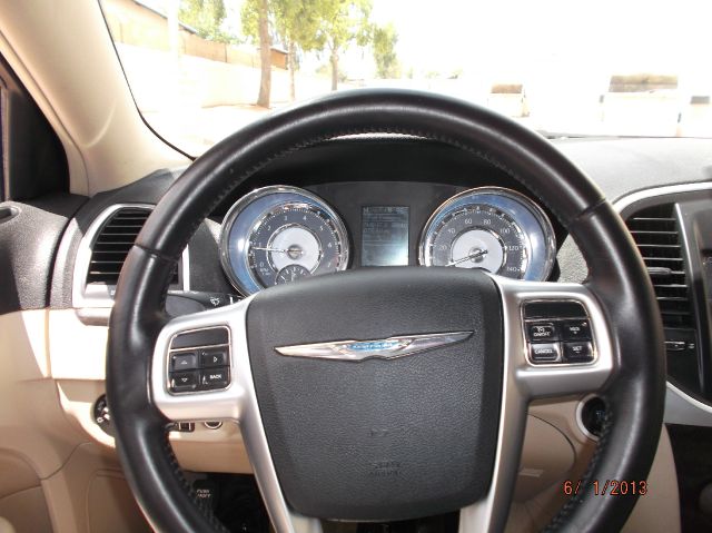 Chrysler 300 2011 photo 1