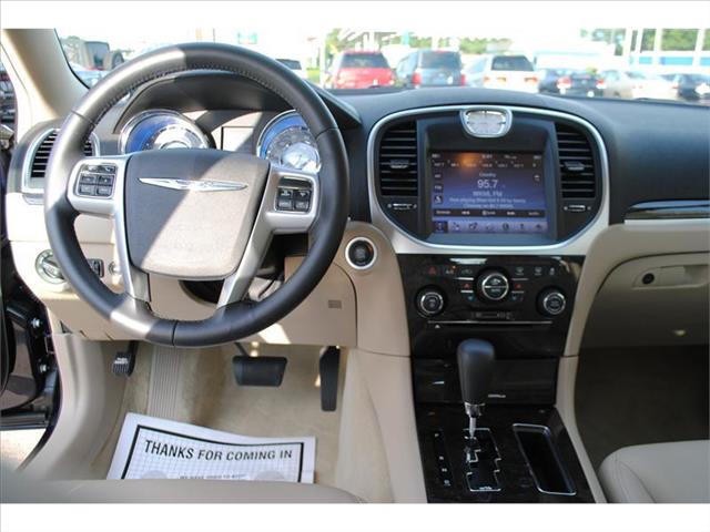 Chrysler 300 2011 photo 13