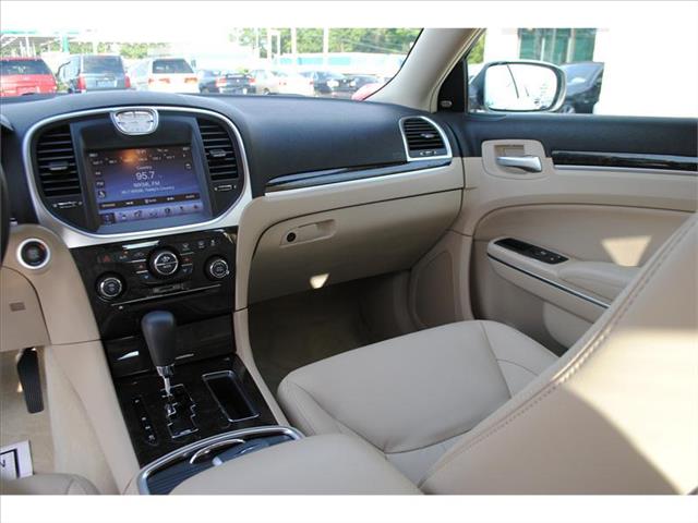 Chrysler 300 2011 photo 14