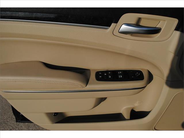 Chrysler 300 2011 photo 2