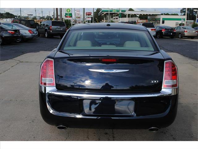 Chrysler 300 2011 photo 20