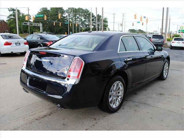 Chrysler 300 2011 photo 22