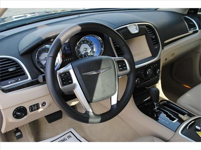 Chrysler 300 2011 photo 24