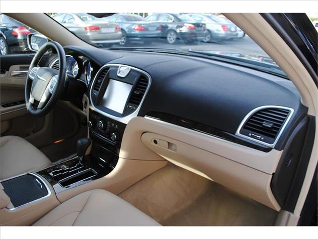 Chrysler 300 2011 photo 8