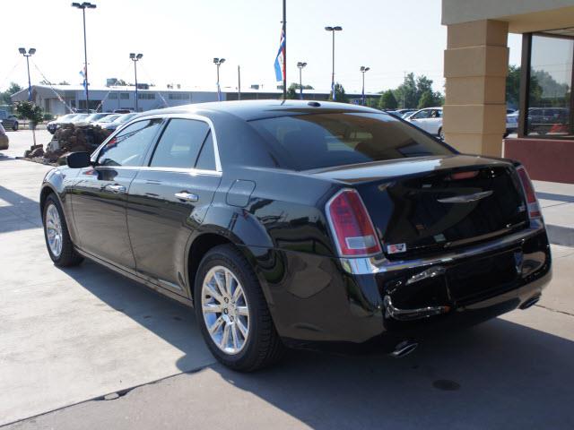 Chrysler 300 2011 photo 1