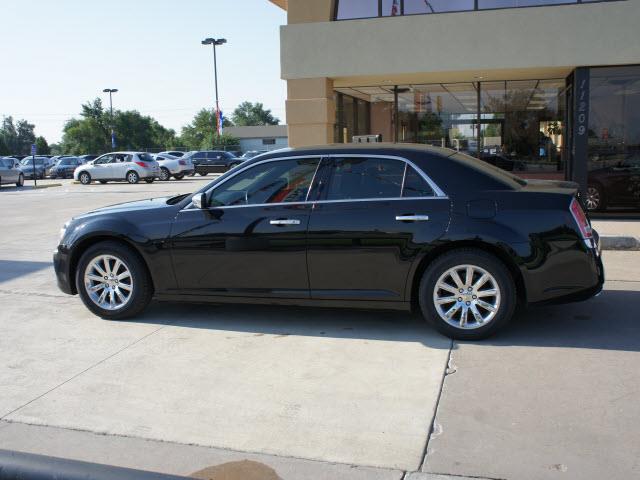 Chrysler 300 2011 photo 2