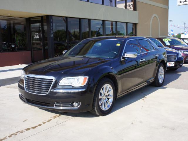 Chrysler 300 2011 photo 3