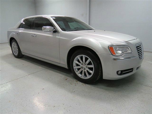 Chrysler 300 2012 photo 2