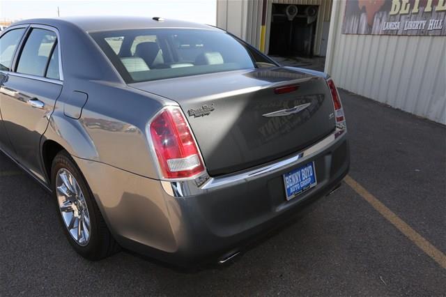 Chrysler 300 2012 photo 11