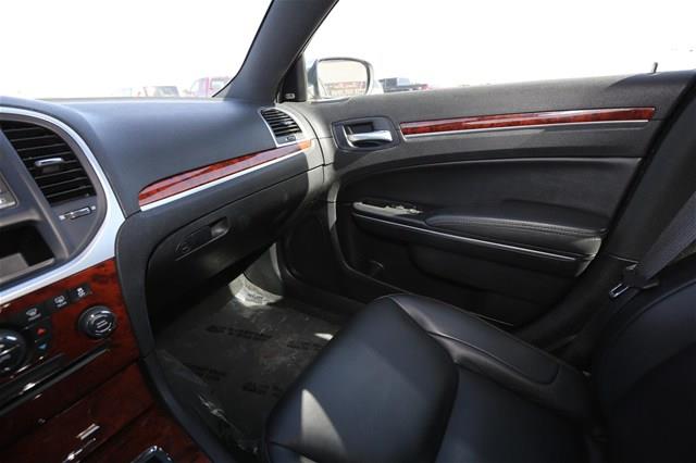 Chrysler 300 2012 photo 2