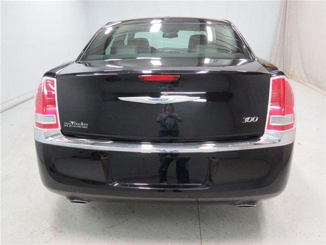 Chrysler 300 2012 photo 2