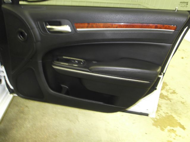 Chrysler 300 2012 photo 7