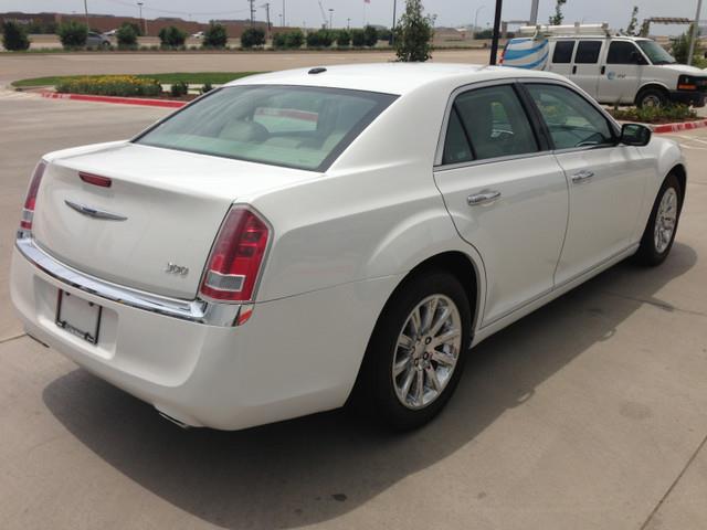 Chrysler 300 2012 photo 3