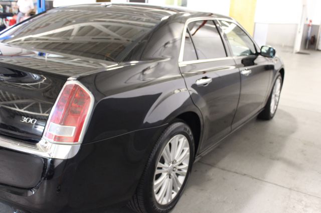 Chrysler 300 2012 photo 2