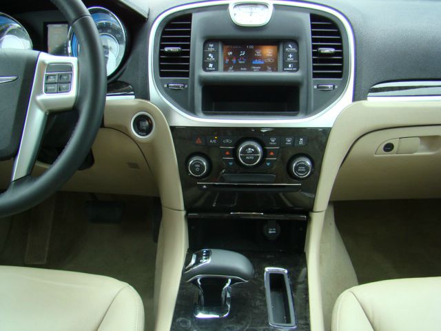 Chrysler 300 2012 photo 15