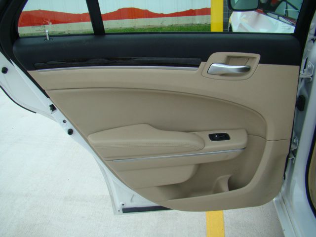 Chrysler 300 2012 photo 17