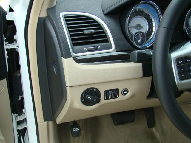 Chrysler 300 2012 photo 19